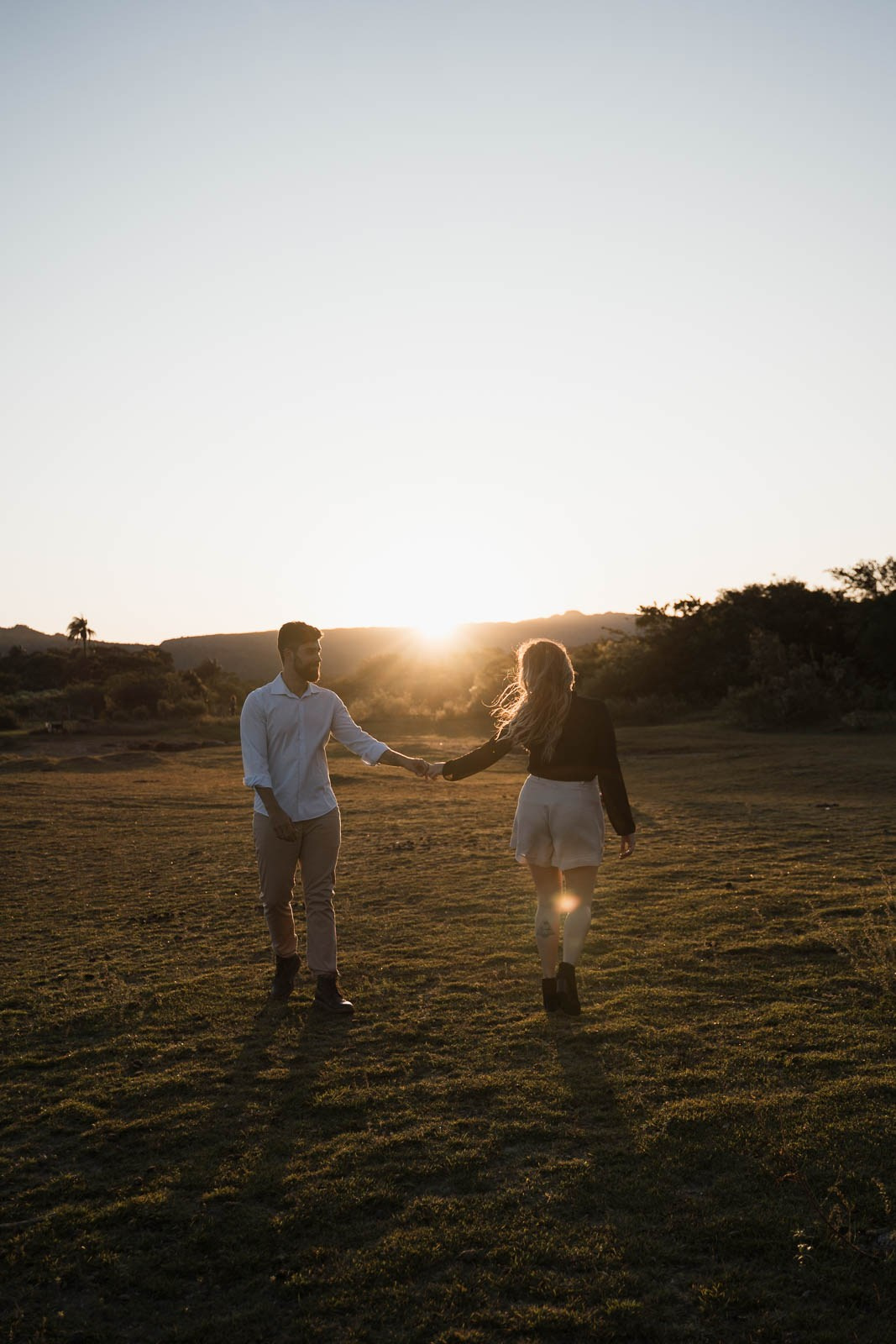 Pré-wedding de Sabrina e Vinícius em Lapinha da Serra MG, campo aberto, montanhas e natureza preservada, ensaio documental com foco em momentos espontâneos, olhares e conexão real do casal em meio à paisagem mineira