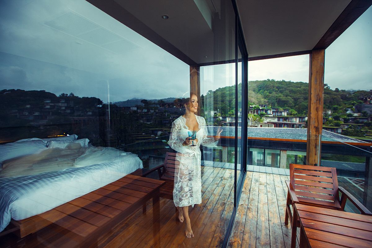 Свадьба с гостями в шикарном отеле the Naka Phuket. Фотограф на Пхукете в Таиланде