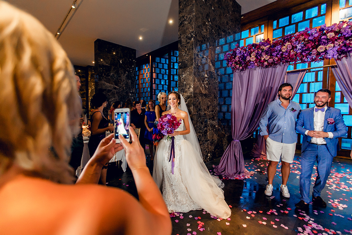 Свадьба с гостями в шикарном отеле the Naka Phuket. Фотограф на Пхукете в Таиланде