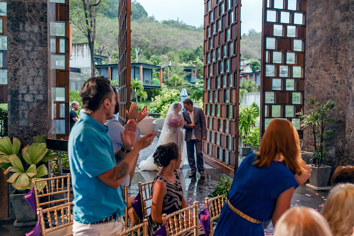 Свадьба с гостями в шикарном отеле the Naka Phuket. Фотограф на Пхукете в Таиланде