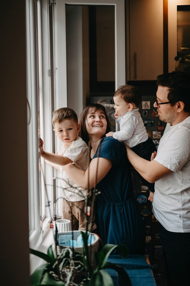 Porodicno fotografisanje kod kuce — Andjela, Lazar, Janko i Mihajlo. Deciji i porodicni fotograf u Beogradu Oksana Skendzic