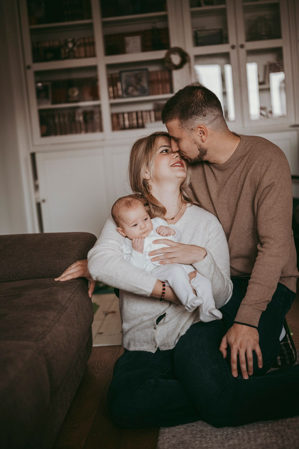 Porodicno fotografisanje sa bebom kod kuce / Ivana Miroslav i Nadica. Deciji i porodicni fotograf u Beogradu Oksana Skendzic