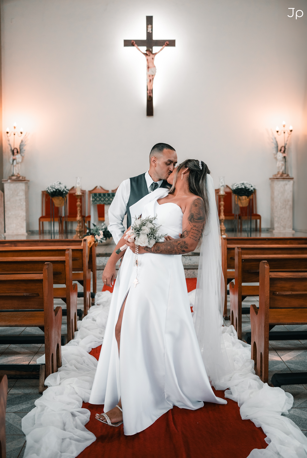 Noivos posando para as fotos pós cerimônia de casamento em Bariri.