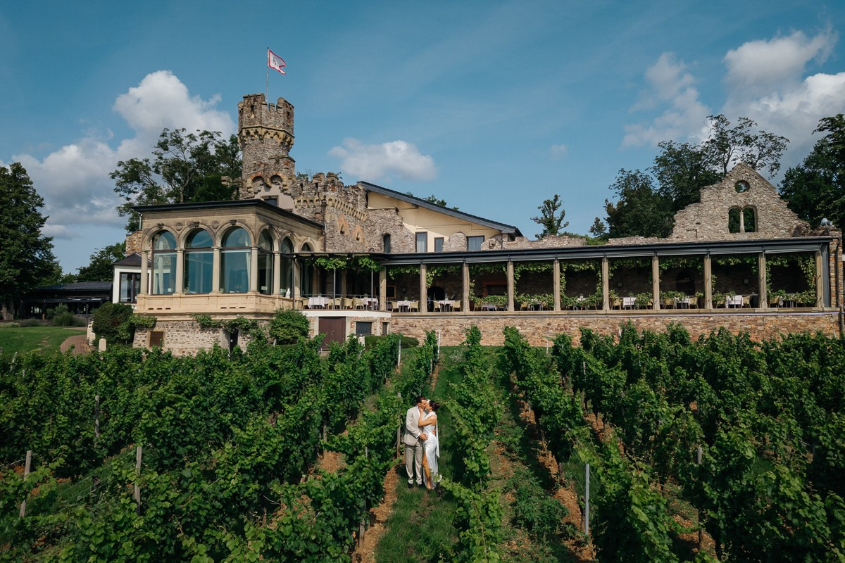 bride and groom photoshoot at burg schwarzenstein