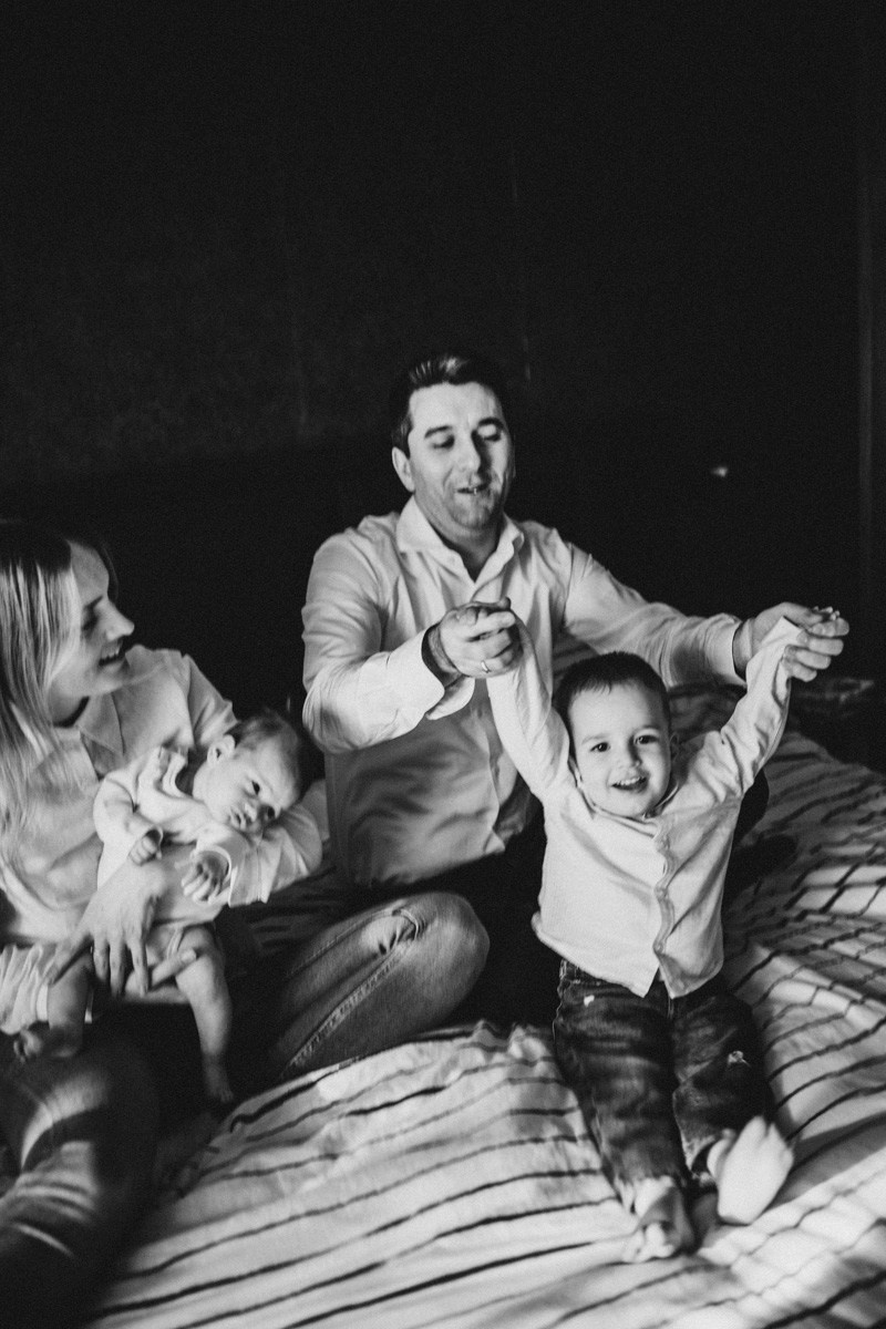 Fotografisanje bebe kod kuce — Milana, Milos, Marko i Mila. Deciji i porodicni fotograf u Beogradu Oksana Skendzic