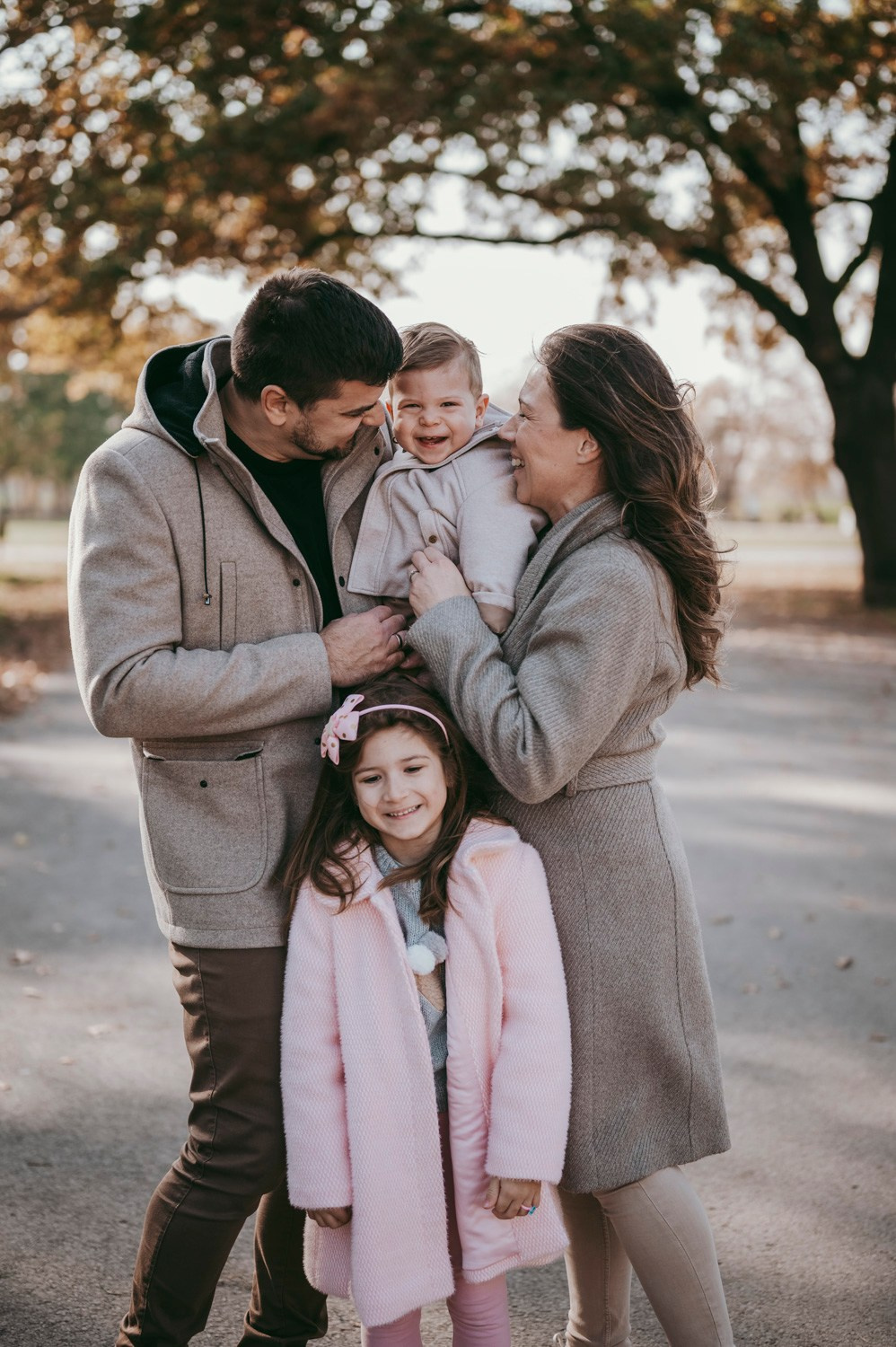 Iva, Ivan, Tara i Stefan — porodicno fotografisanje napolju. Deciji i porodicni fotograf u Beogradu Oksana Skendzic
