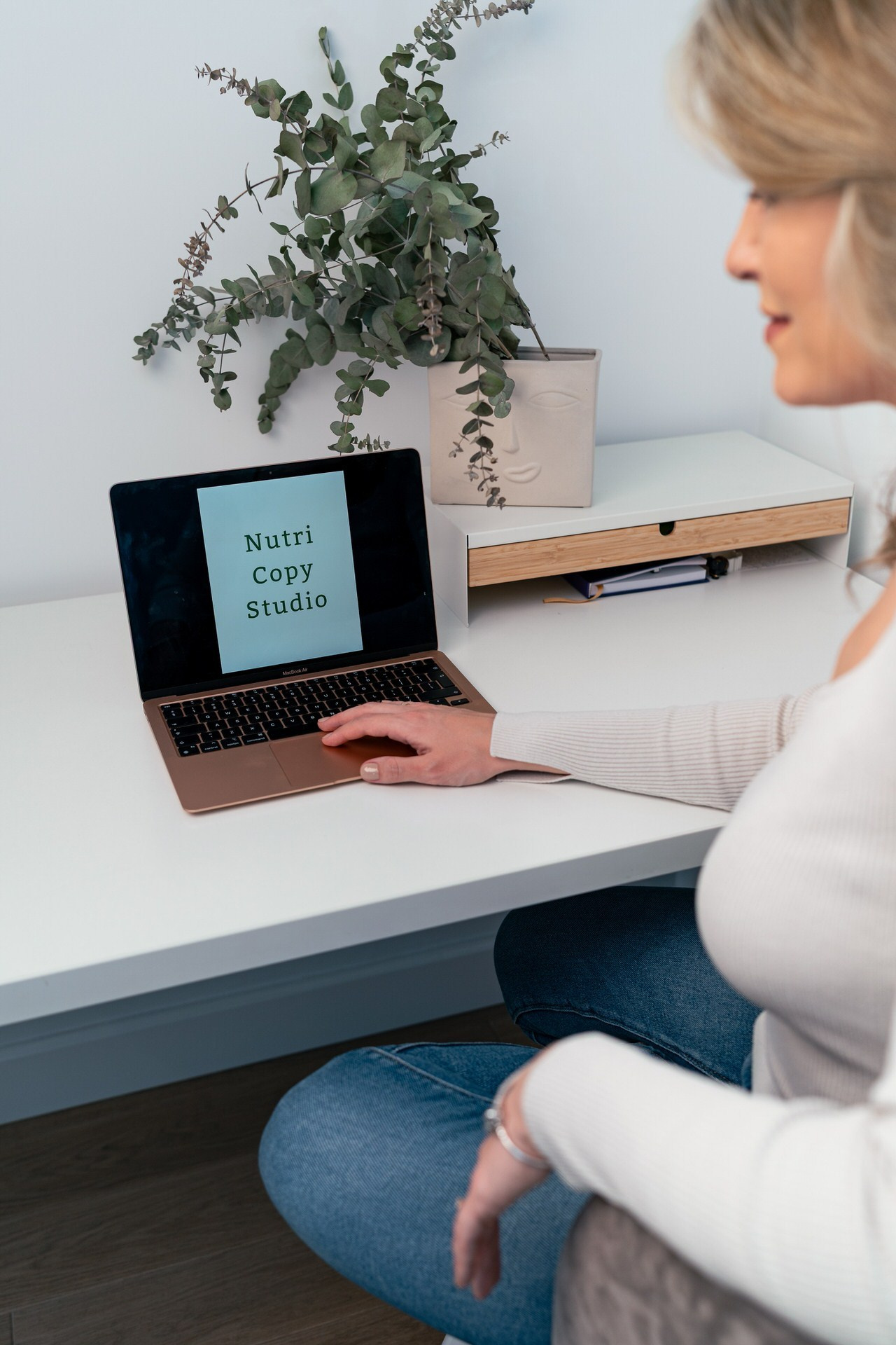 kadar laptopa i ruku mlade devojke za brend fotografisanje