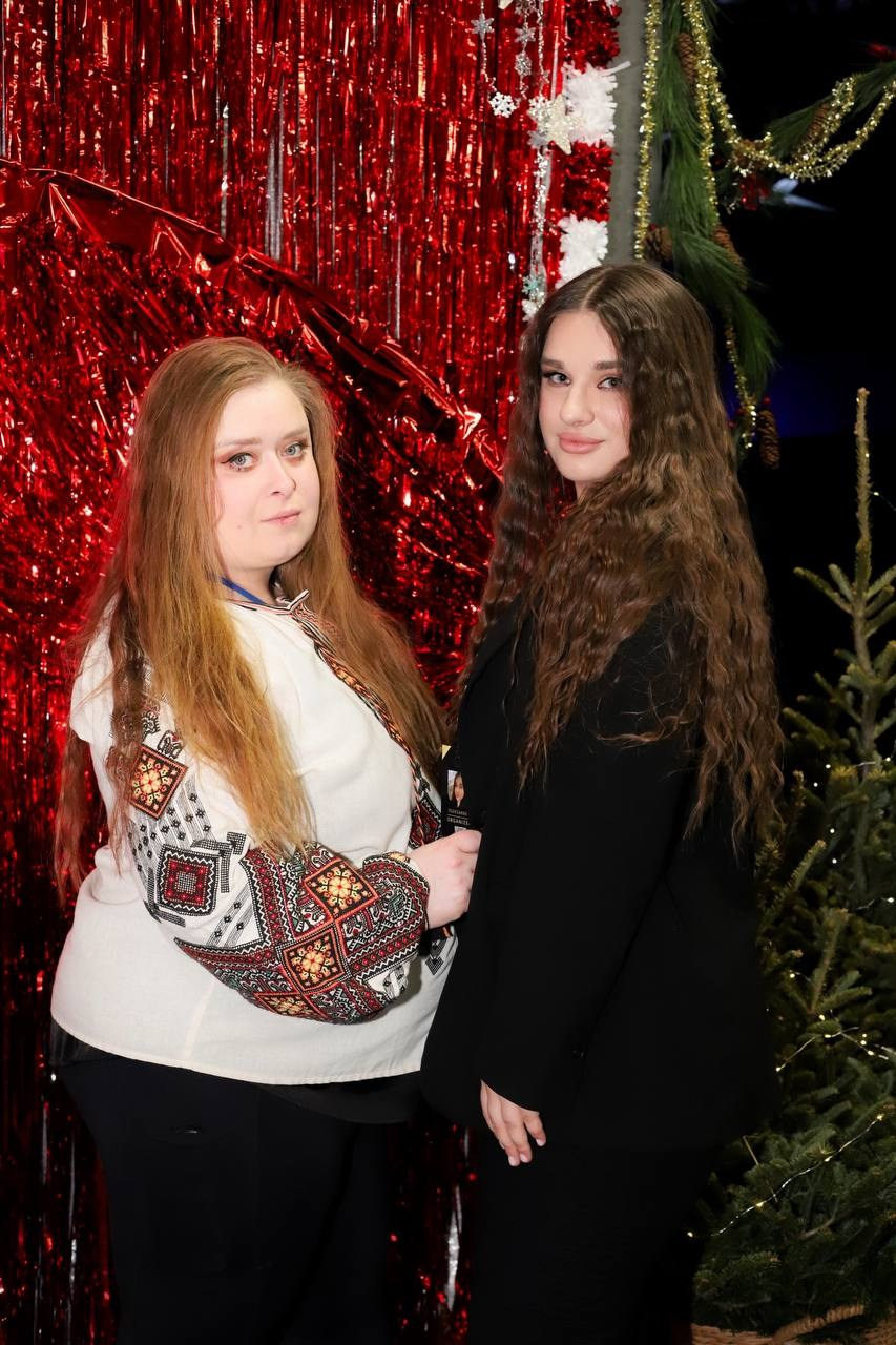 Під омелою. VALERIIA VIUNOVA individual shooting\love story\event\brand