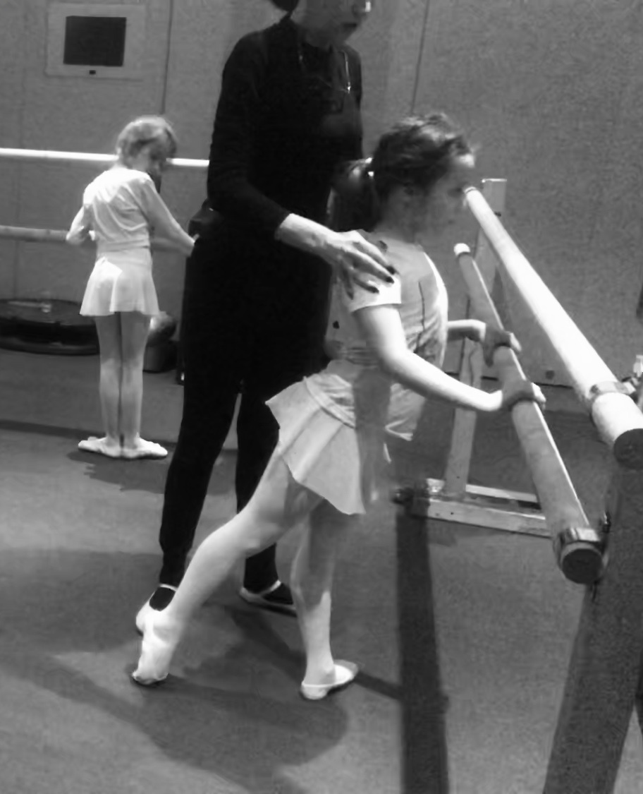 L'école des danses, Le maître de danse, professeur des danses, Les leçons le ballet classique, stretching,  danse orientale, danse classique, danse populaire, les fondements du ballet, la mise en scène du châssis pour la danse, leçons individuelles,  Школа танцев в Люксембурге, Преподаватель танцев, учитель танцев, Уроки классического балета, растяжки, восточного танца, классического танца, народного танца, основы балета, постановка корпуса для танца.