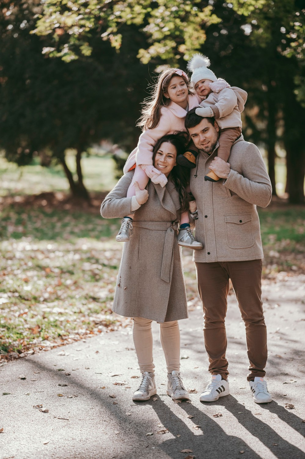 Iva, Ivan, Tara i Stefan — porodicno fotografisanje napolju. Deciji i porodicni fotograf u Beogradu Oksana Skendzic