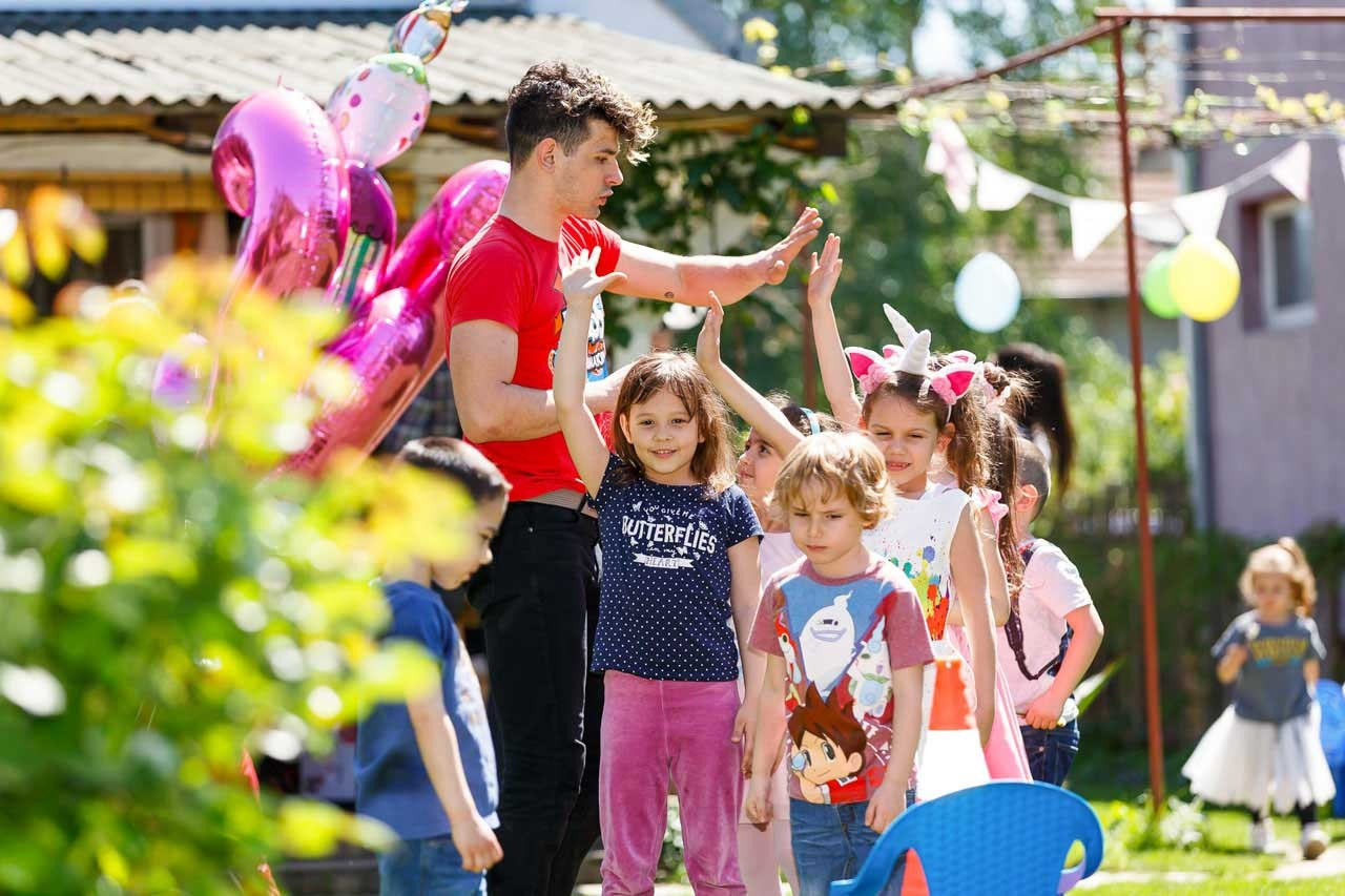 Proslava rođendana uz animatore na otvorenom.