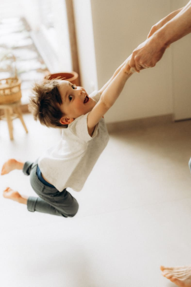 Warme familie fotoshoot. Little Birdie – Jouw familie- en huwelijksfotograaf in België en daarbuiten