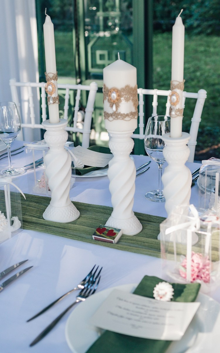 Svečtūri balta krāsa, vītās kolonnas, ķeramika