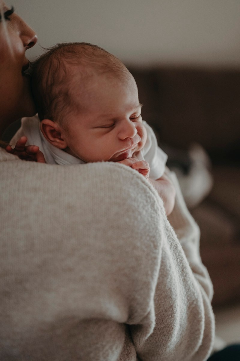 Maja Wilijam Lana i Hana — porodicno fotografisanje bebe kod kuce. Deciji i porodicni fotograf u Beogradu Oksana Skendzic