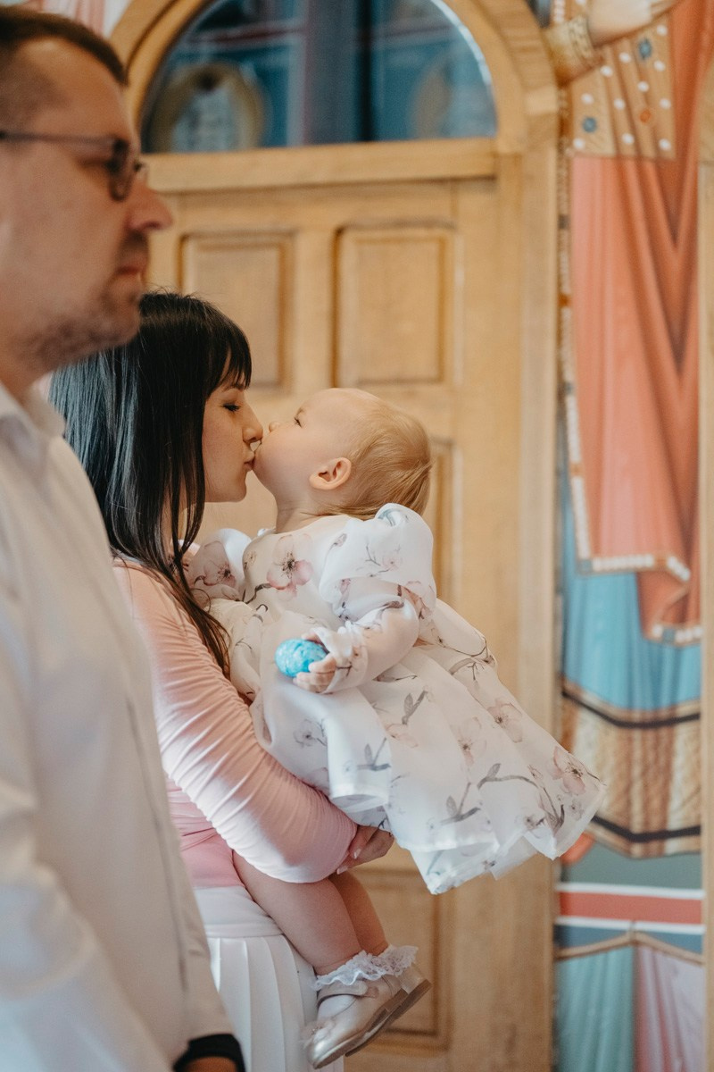 Verino krstenje / Crkva Rodjenja Presvete Bogorodice, Batajnica. Deciji i porodicni fotograf u Beogradu Oksana Skendzic