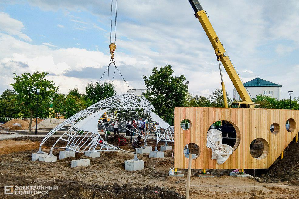 Композиция «Курочка ряба». Творческий коллектив Л. Леснякова, П. Войницкий. 2019. Сталь, лазерная резка, ковка, сварка.. Парк семьи, любви и верности. Солигорск