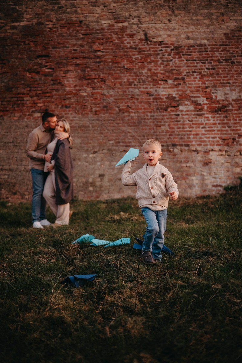 Zlata, Nemanja i Aleksej — porodicno fotografisanje napolju. Deciji i porodicni fotograf u Beogradu Oksana Skendzic