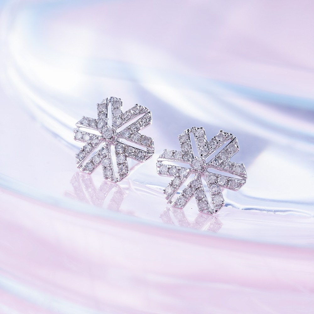 Zlatne minjdjuše na apstraktoj pozadini.