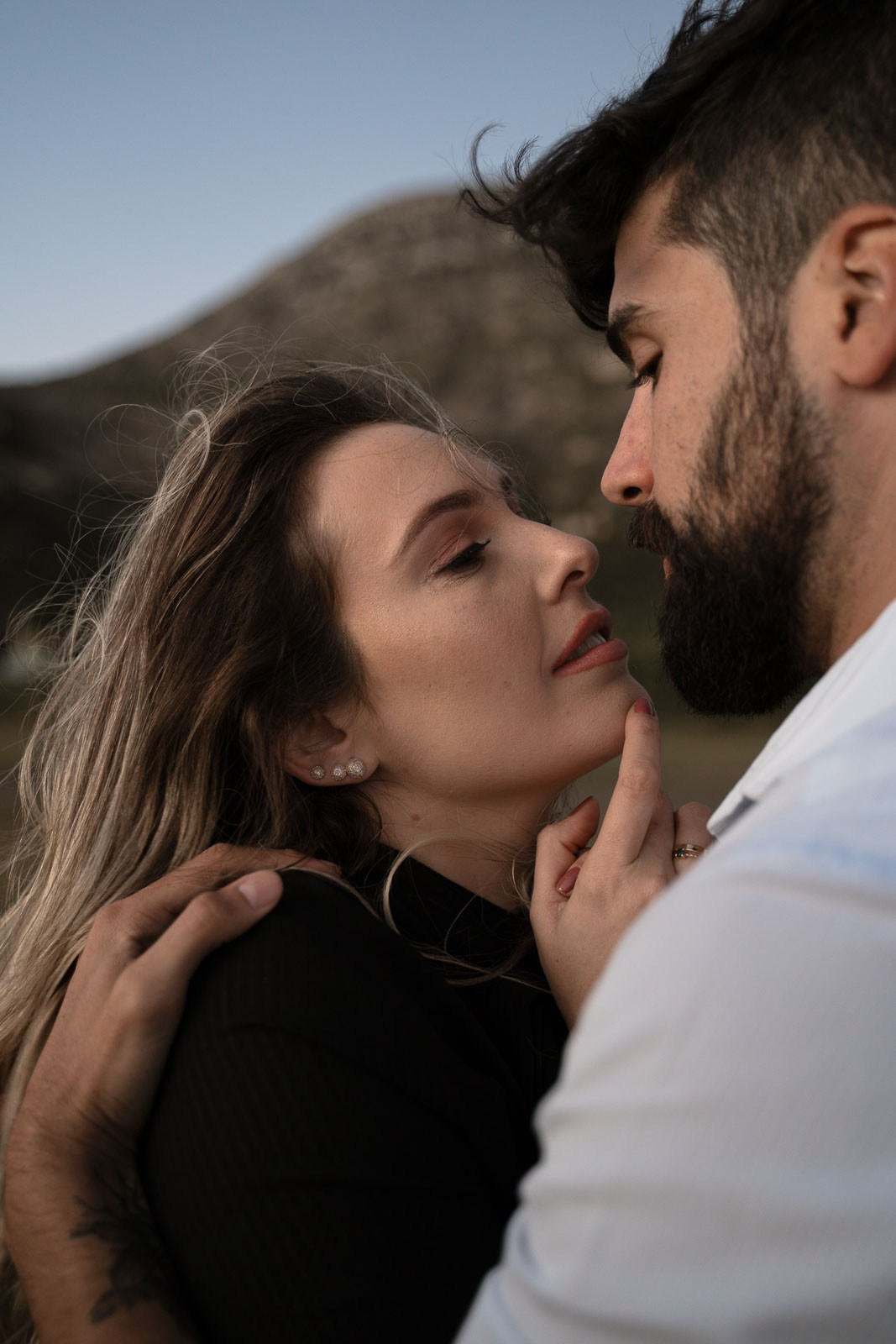 Sabrina e Vinícius em ensaio pré-wedding em Lapinha da Serra MG, fotos naturais no campo aberto, estilo documental, com narrativa visual leve, sensível e focada na conexão do casal.