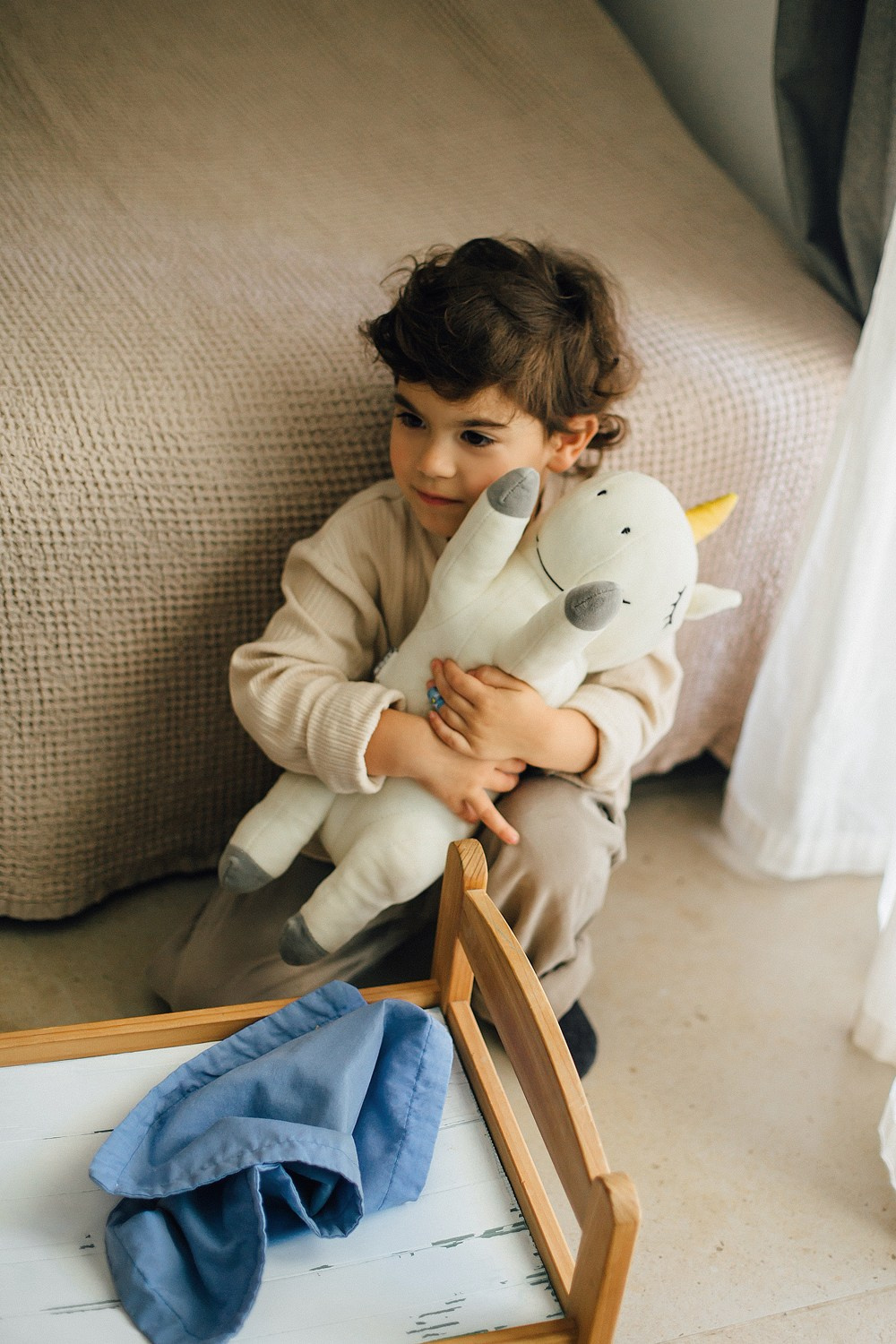 Mom&daughter at home. Family photographer in Israel