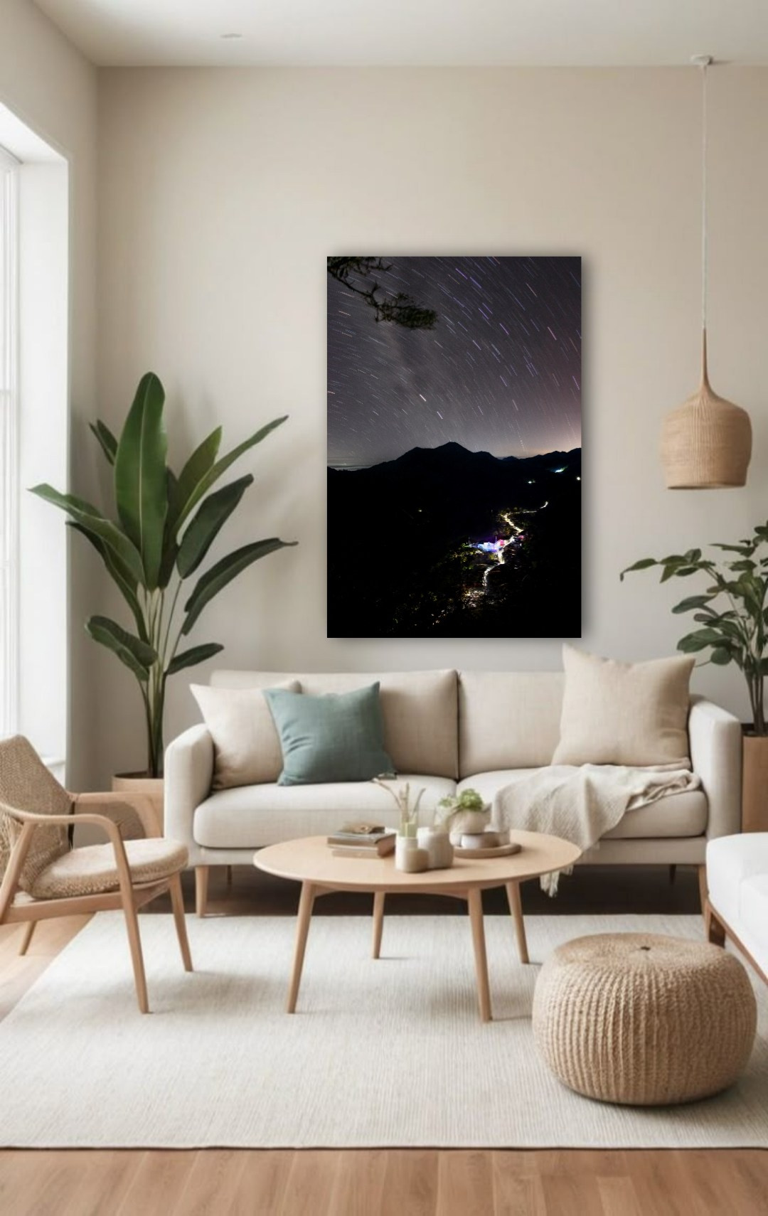 Paisaje nocturno con trazo de estrellas y montañas 