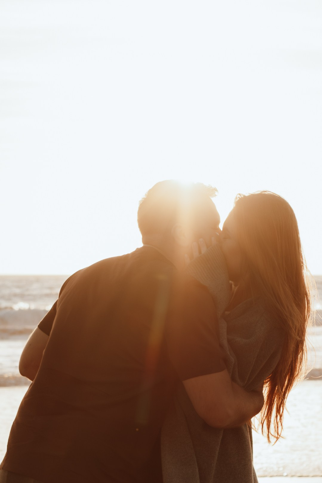 Sunset maternity photoshoot. Annah Louwagie — Lifestyle photographer for couples, families & brands | France & worldwide