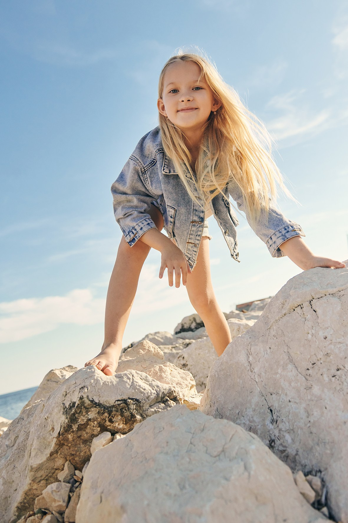 Children on the coast. Minimalist brand photographer & videographer | Raw sincerity. Pure Form