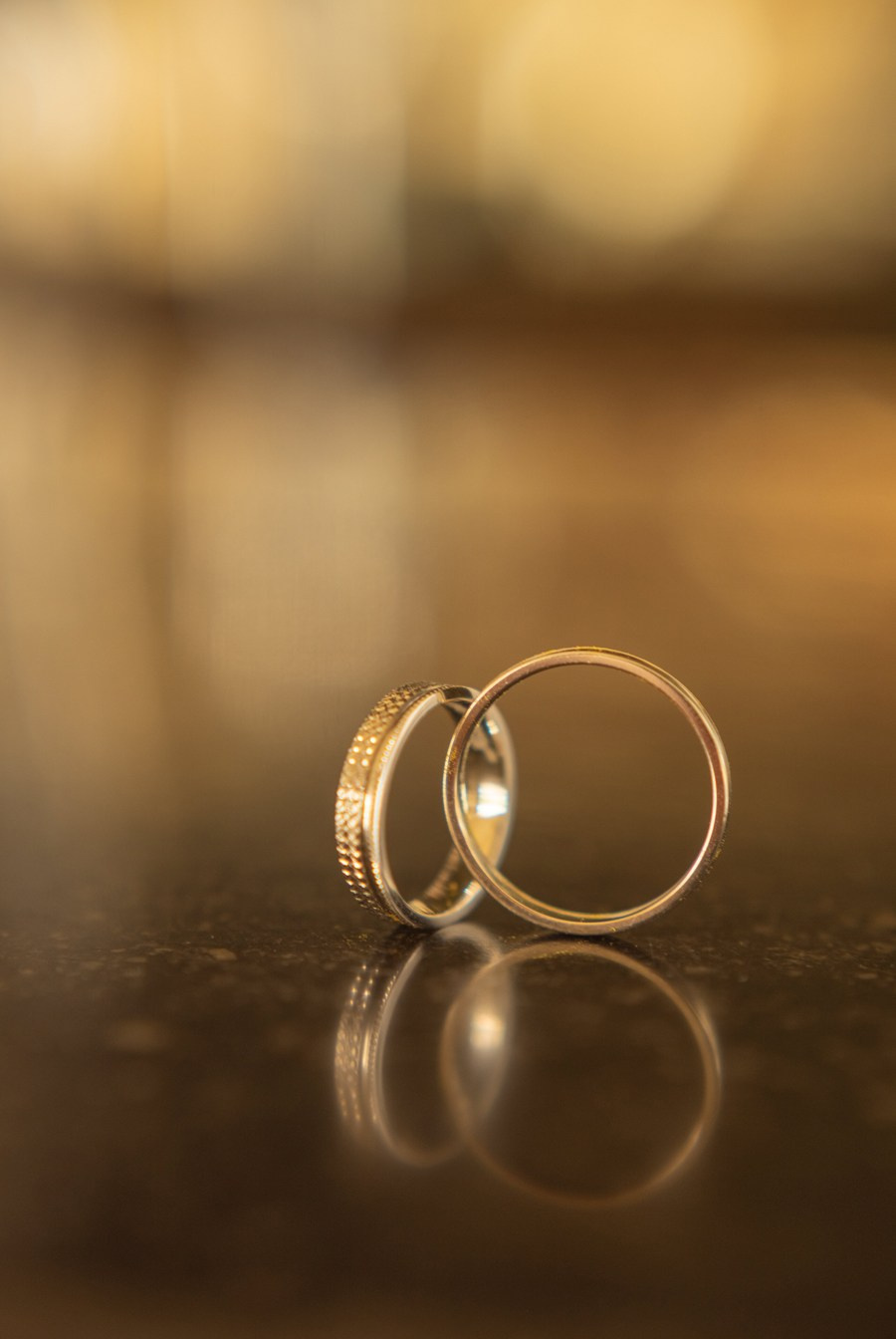 Portrait romantique des mariés devant la tour Eiffel, shooting mariage