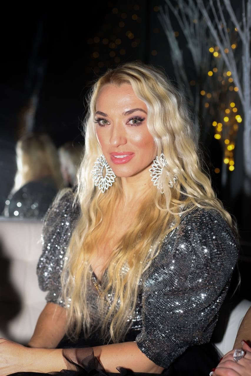 Під омелою. VALERIIA VIUNOVA individual shooting\love story\event\brand