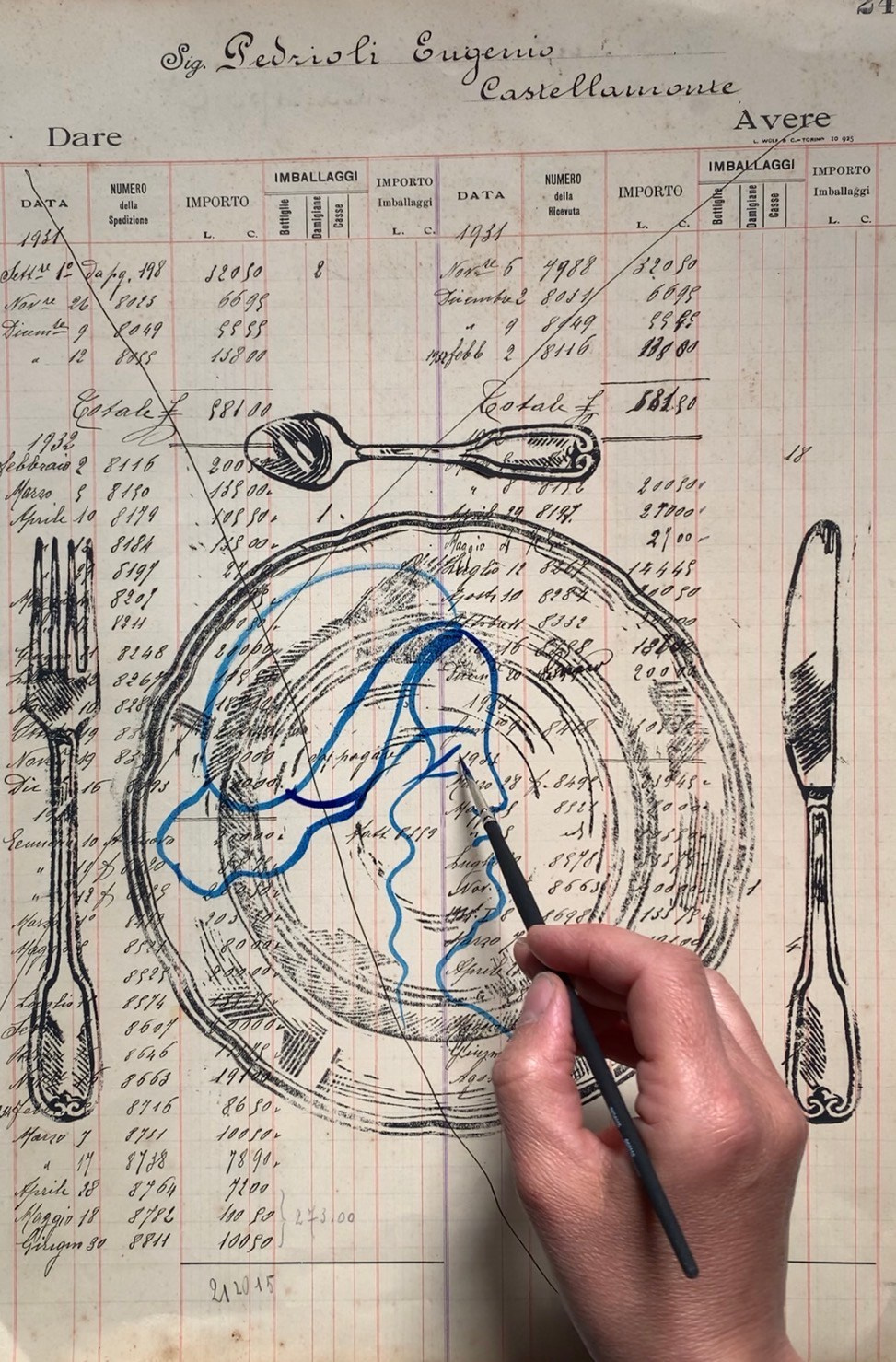 Opera su registro contabile storico (1918–1930) con stampa manuale in linoleografia. All’interno del piatto, un profilo umano dipinto in intenso inchiostro blu diventa fulcro visivo ed emotivo. Il blu dialoga con la carta antica e con il nero della stampa, evocando memoria, intimità e silenzio. Ispirazione ai piatti nuziali rinascimentali italiani, riletti in chiave contemporanea.