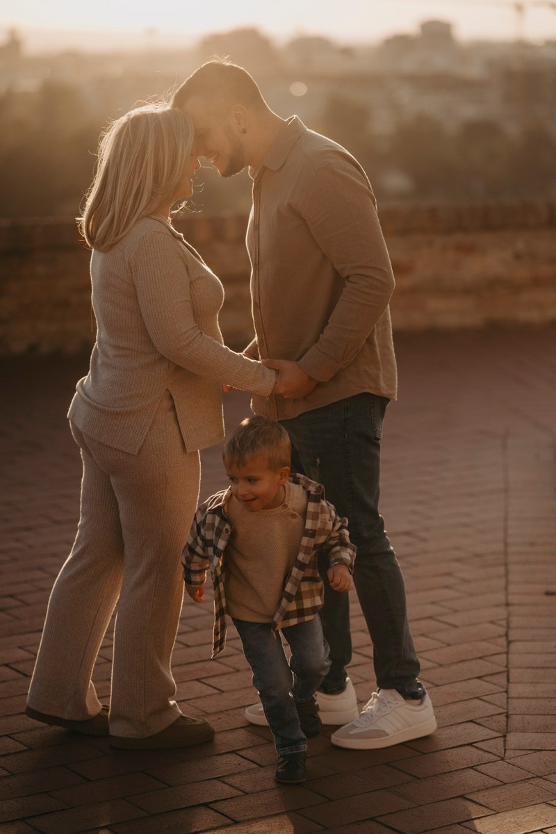 Zlata, Nemanja i Aleksej — porodicno fotografisanje napolju. Deciji i porodicni fotograf u Beogradu Oksana Skendzic