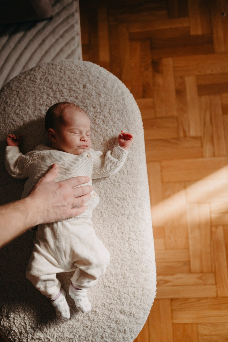 Maja Wilijam Lana i Hana — porodicno fotografisanje bebe kod kuce. Deciji i porodicni fotograf u Beogradu Oksana Skendzic