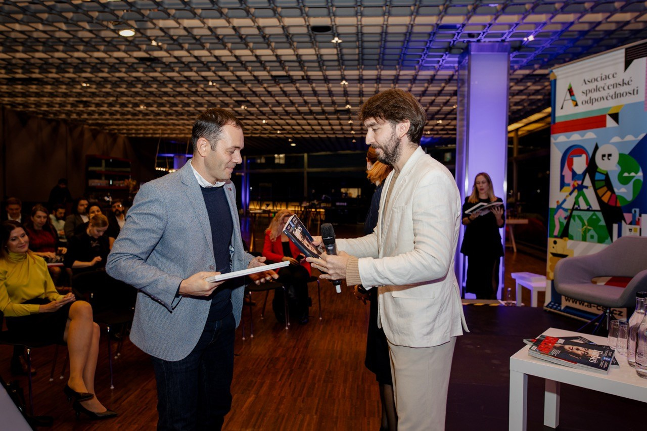 Firemní fotograf Praha. Dana Lišková — Empatická fotografka | Introspektivní umělkyně | Neurodivergentní koučka| Zakladatelka Artepy.cz