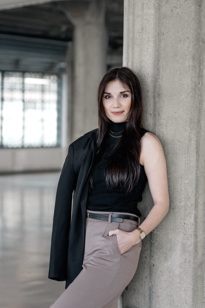 Portrétní fotografka Praha. Dana Lišková — Empathetic Photographer | Introspective Artist |Neurodivergent Coach | Founder of Artepy.cz