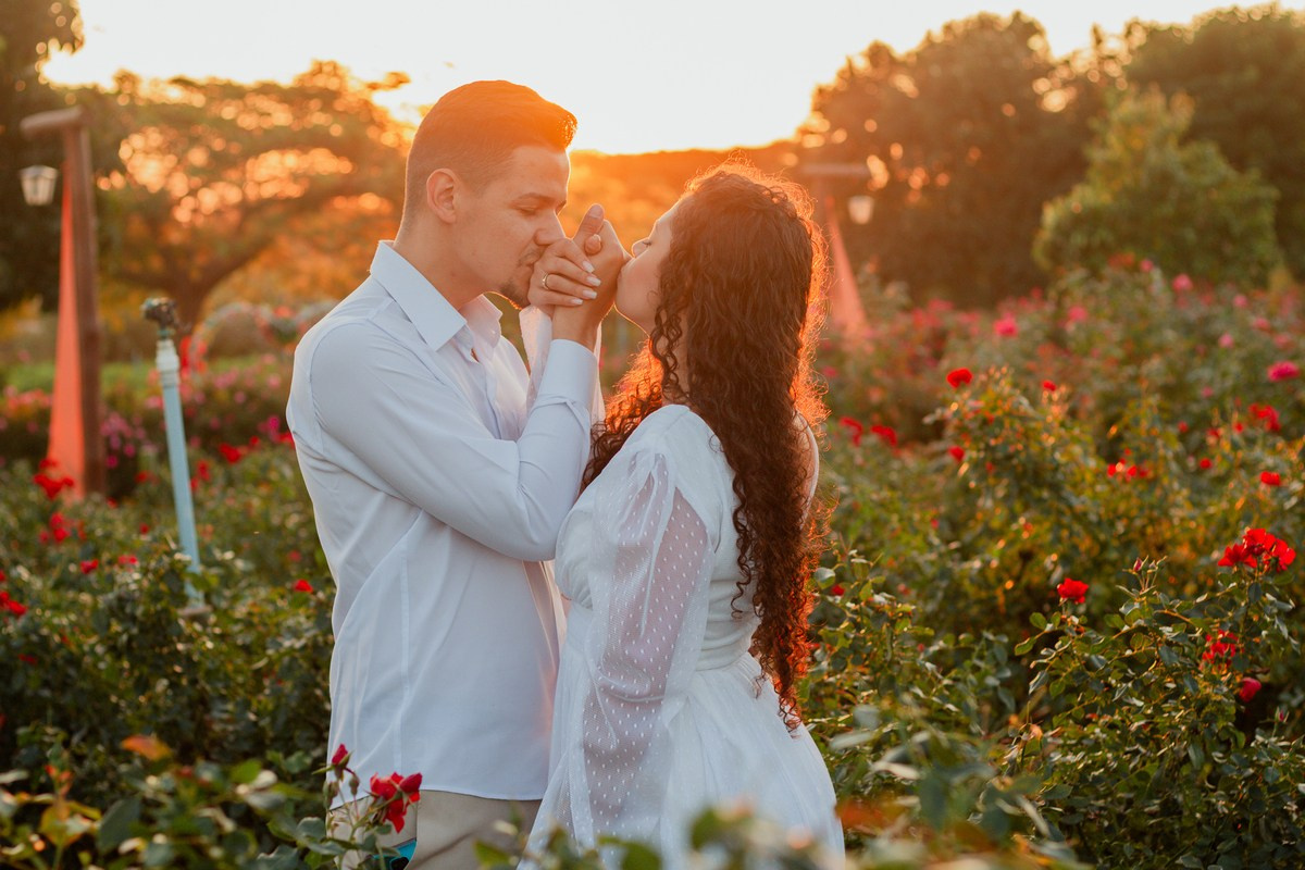 Ensaio de Casal em Holambra no Campo de Flores e Pôr do Sol | Joyce Maria Fotografia. Joyce Maria Fotografia | Fotógrafa em Holambra