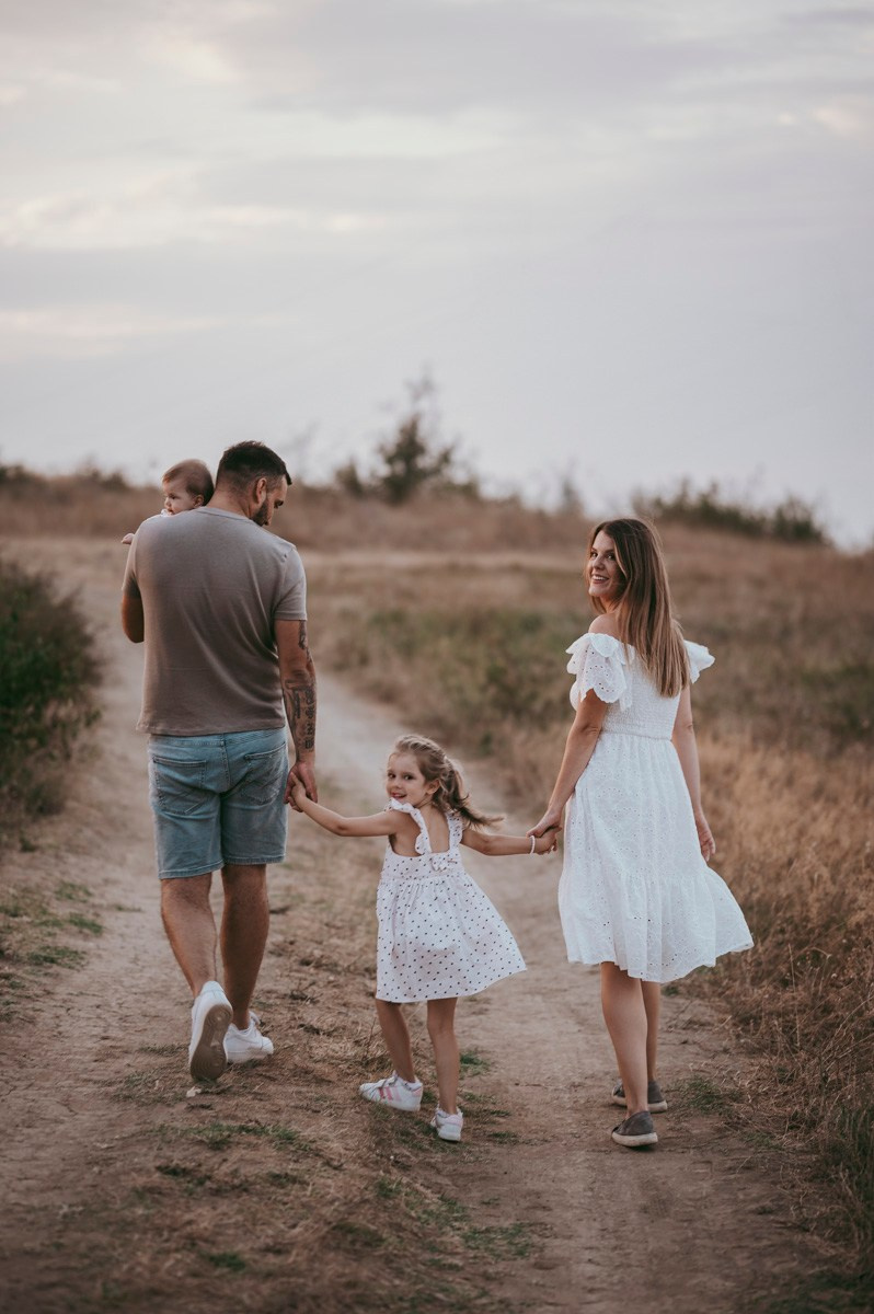 Sonja, Bojan, Nadja i Una / porodicno fotografisanje. Deciji i porodicni fotograf u Beogradu Oksana Skendzic