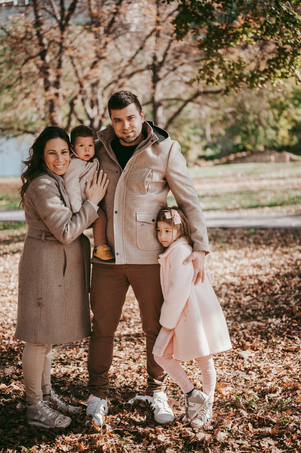 Iva, Ivan, Tara i Stefan — porodicno fotografisanje napolju. Deciji i porodicni fotograf u Beogradu Oksana Skendzic