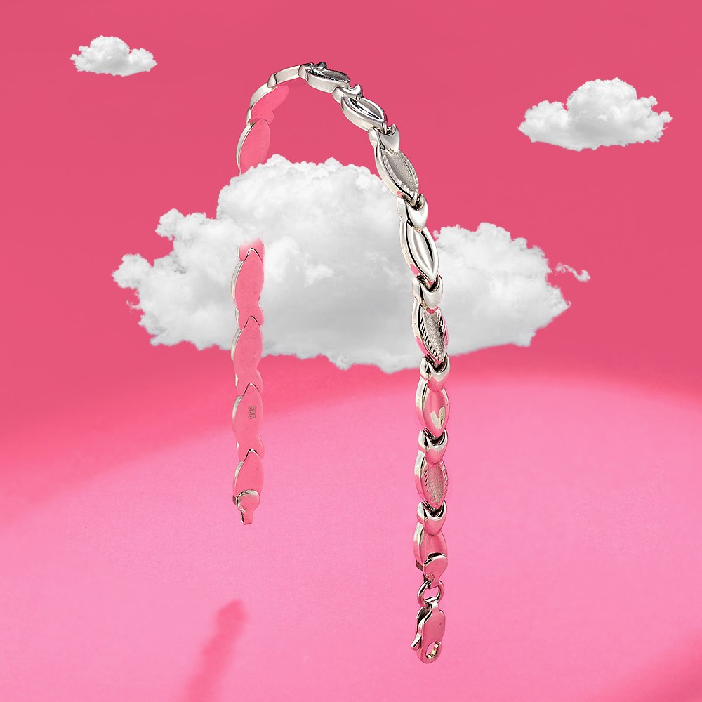 Zlatna narukvica lebdi u vazduhu medju oblacima.