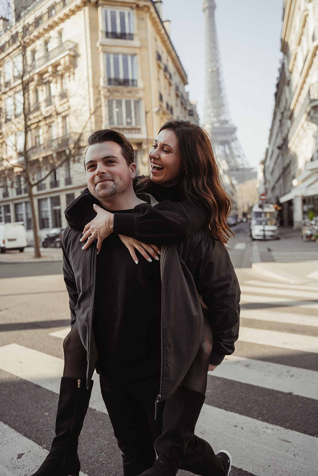 Happy couple laughing during their photo shooting in Paris 