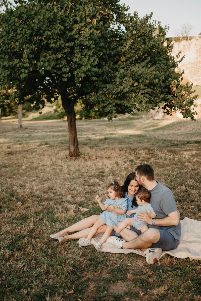 Jovana Zoran Jana i Bogdan — porodicno fotografisanje napolju. Deciji i porodicni fotograf u Beogradu Oksana Skendzic