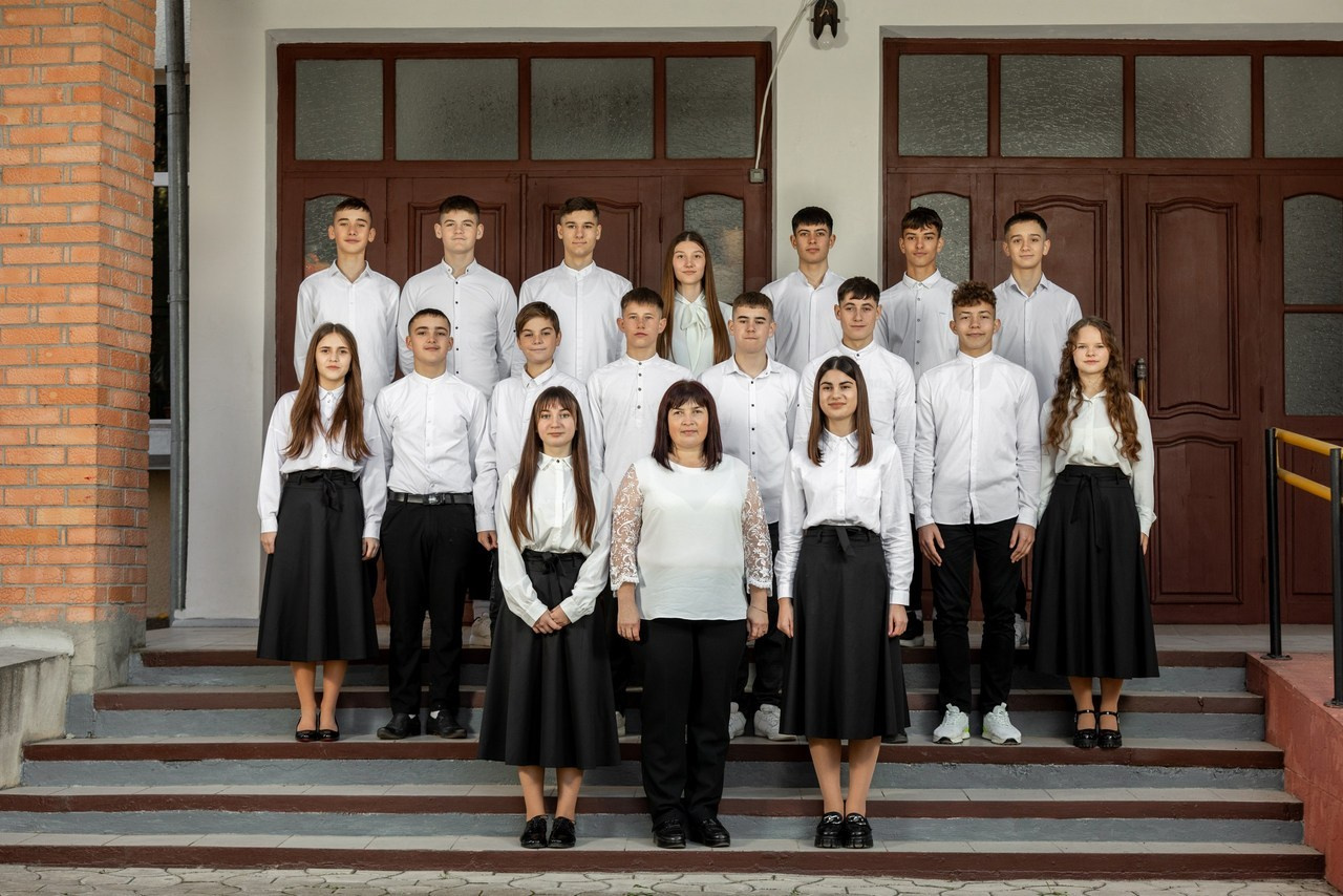 Recenzii. Albume de absolvire: gradinita, gimnaziu, liceu. Venete in Moldova