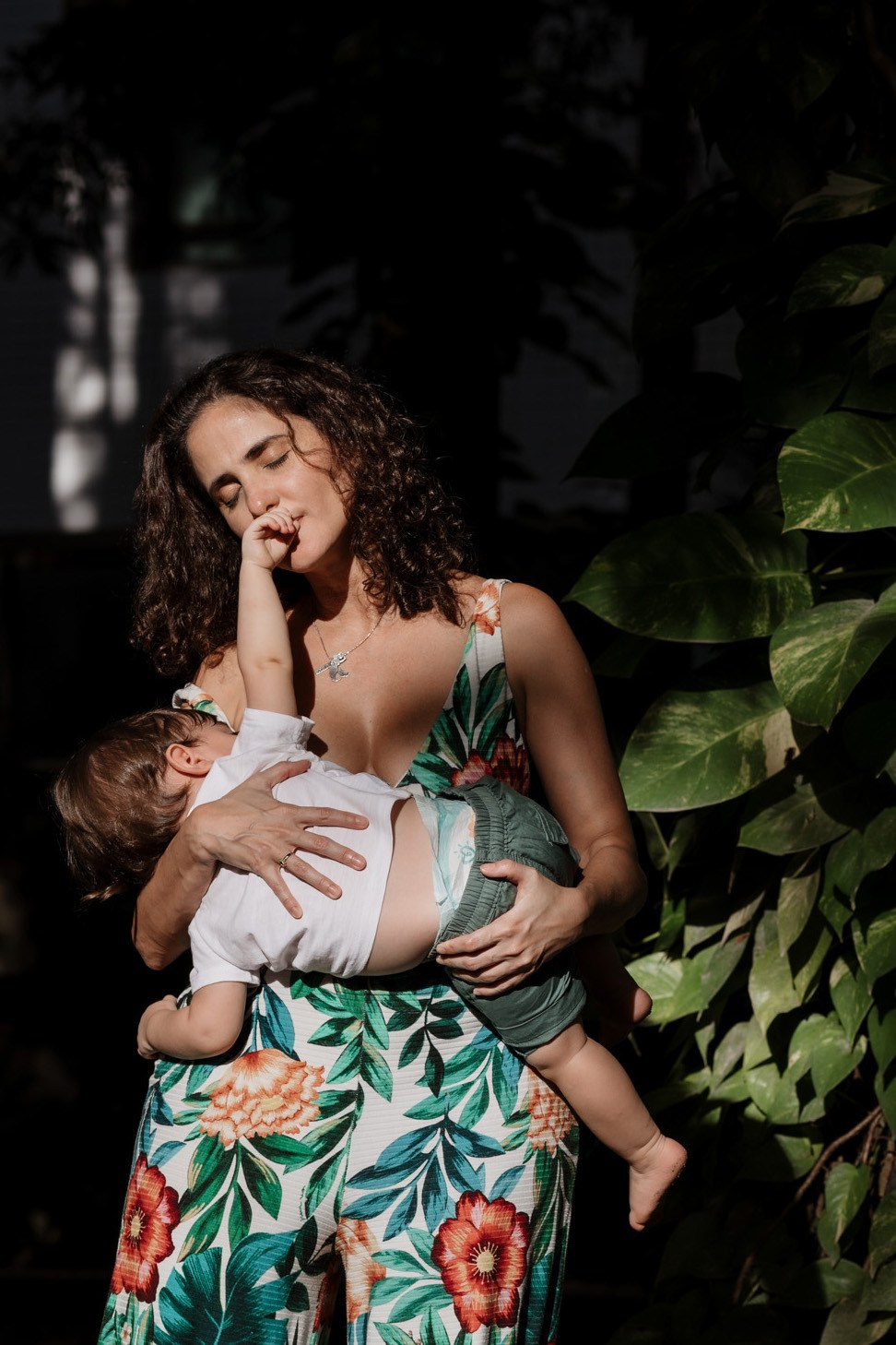 mãe amamentando em ensaio fotográfico