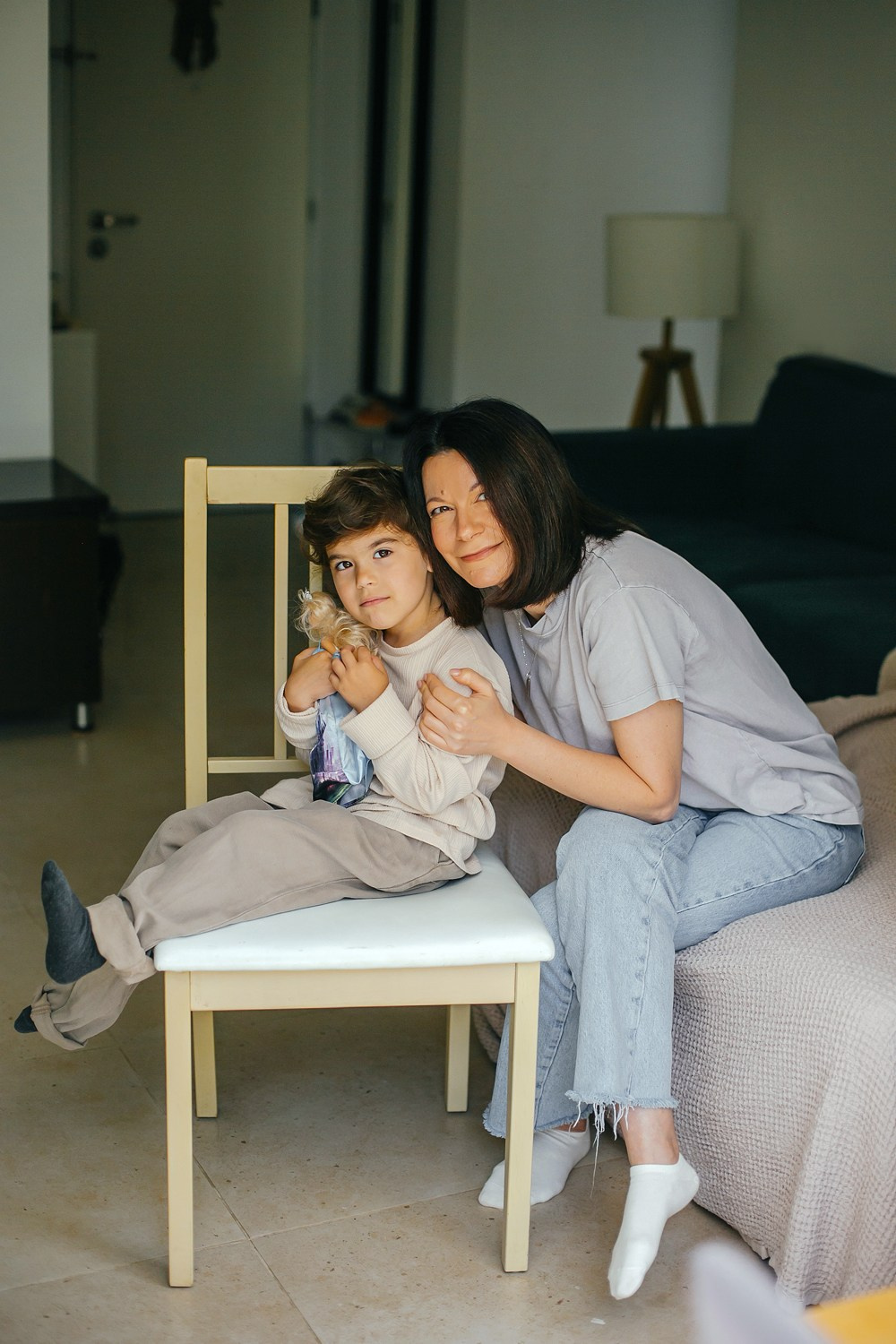 Mom&daughter at home. Family photographer in Israel