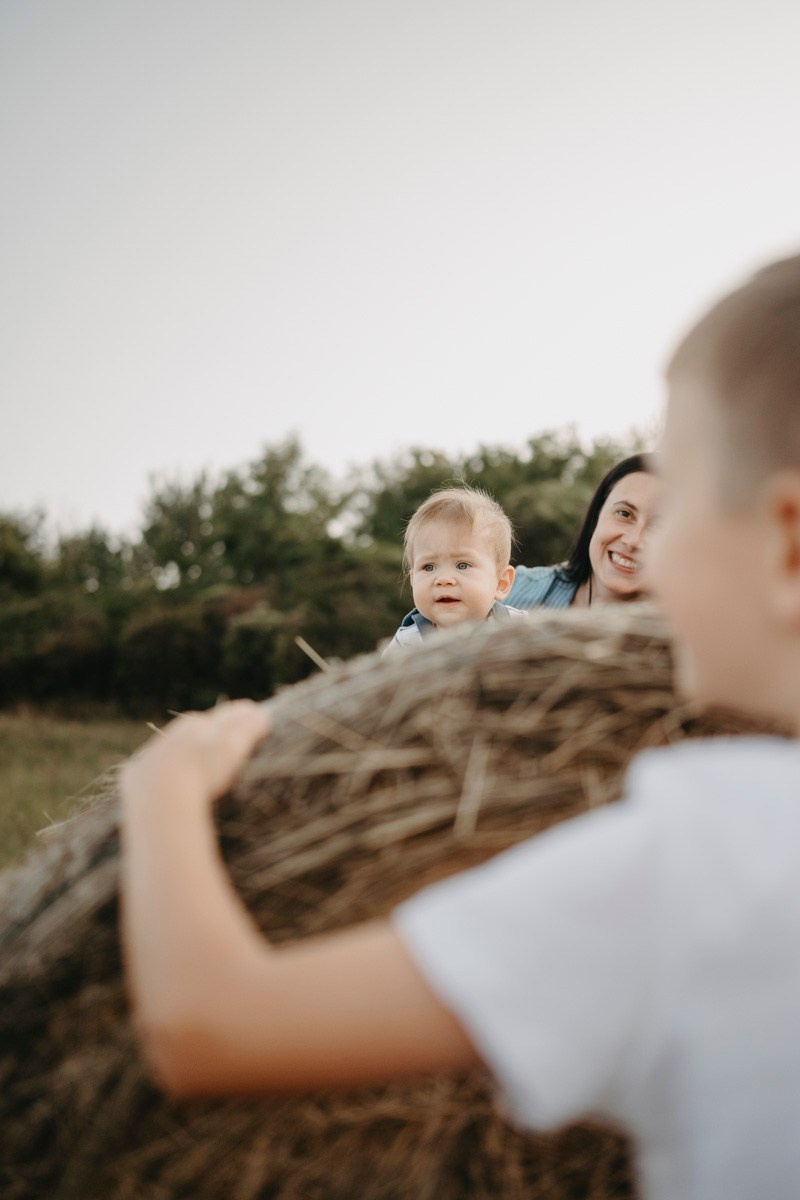 Basici / porodicno fotografisanje u prirodi. Deciji i porodicni fotograf u Beogradu Oksana Skendzic