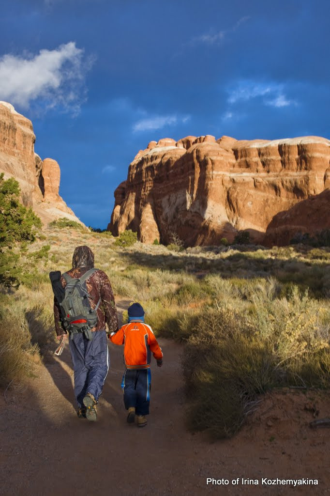 Утром в Арках. Впереди дождевая туча.  Мы идем по Devils Garden Trailhead