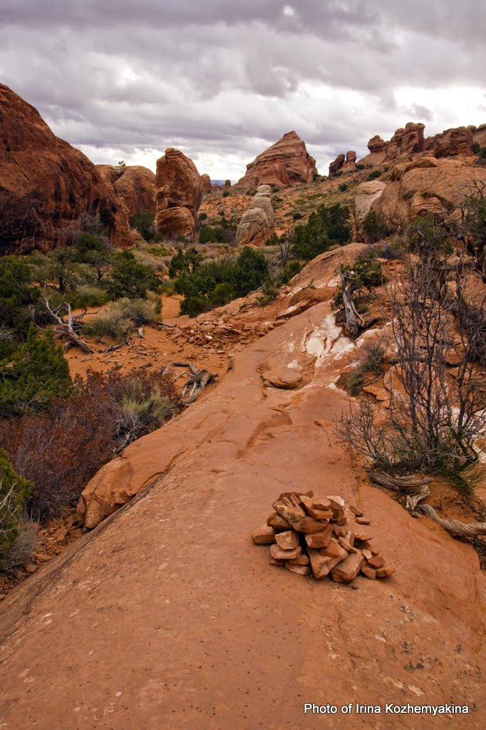 Вот такиеми кучками обозначались тропы, но мы некоторых арок так и не смогли найти, видимо кучки кто-то сшиб