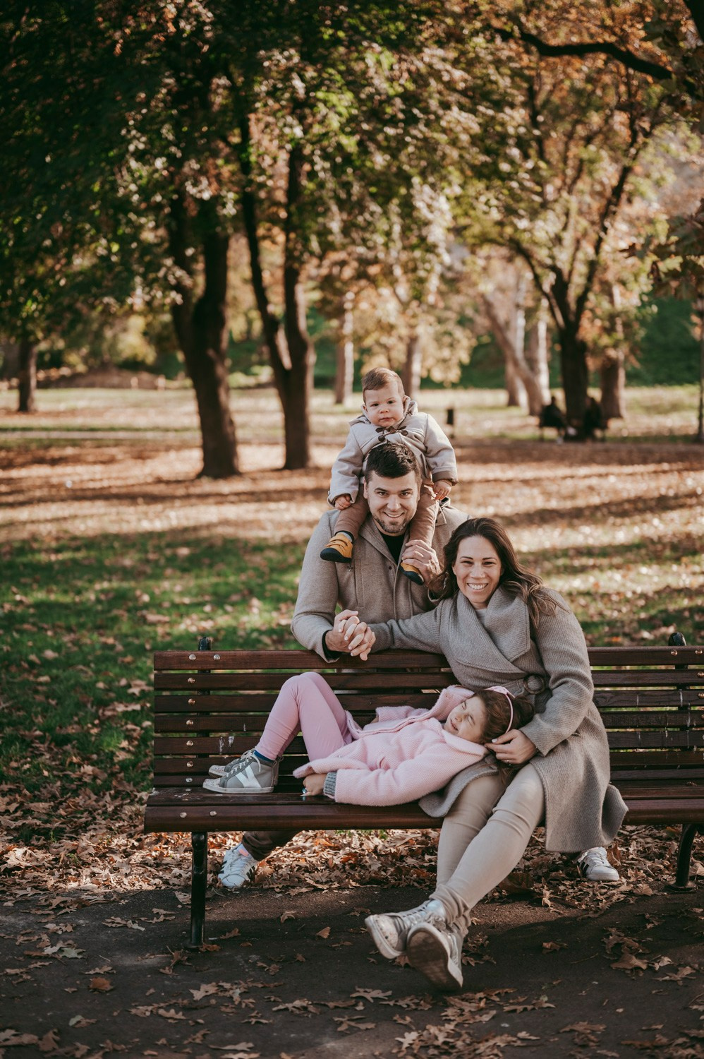 Iva, Ivan, Tara i Stefan — porodicno fotografisanje napolju. Deciji i porodicni fotograf u Beogradu Oksana Skendzic
