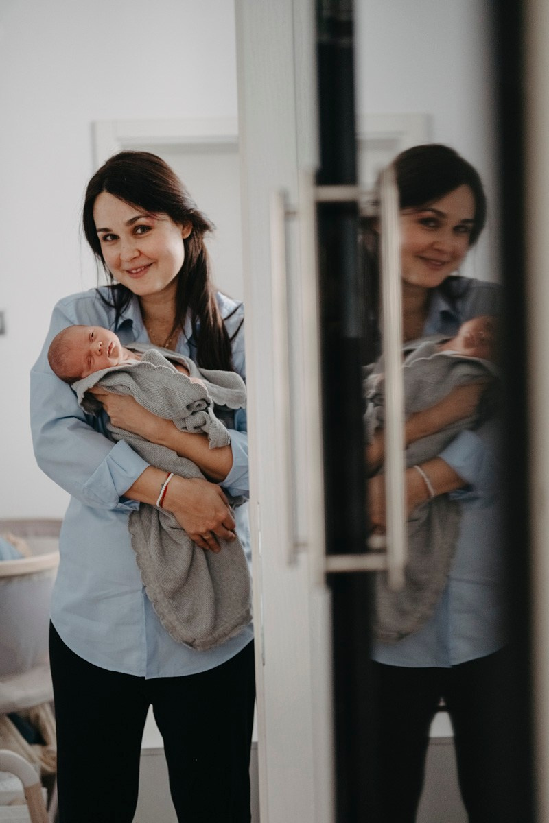Kad je ljubav postala jos veca — porodicno fotografisanje kod kuce. Deciji i porodicni fotograf u Beogradu Oksana Skendzic