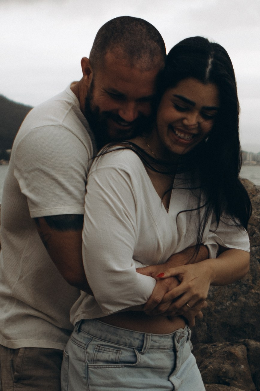 conexão entre casal em ensaio familiar ao ar livre em Sorocaba