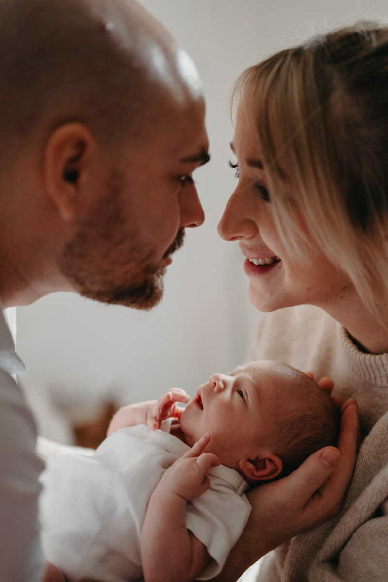 Maja Wilijam Lana i Hana — porodicno fotografisanje bebe kod kuce. Deciji i porodicni fotograf u Beogradu Oksana Skendzic